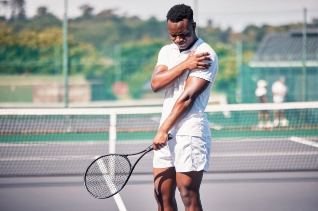 athlete hurt shoulder playing tennis