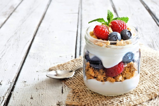 Healthy blueberry and raspberry parfait
